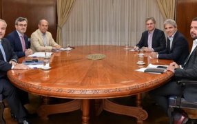 La Unión Industrial Argentina llevó a Luis Caputo un plan para reactivar la economía: qué dice la propuesta