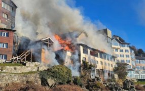 Feroz incendio en un histórico hotel turístico en la ciudad de Bariloche: El fuego habría comenzado por una quema de hojas secas