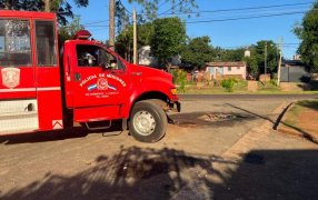 Posadas: Una motocicleta se incendió por un cortocircuito, el siniestro fue controlado rápidamente por personal de Bomberos, sin registrarse personas lesionadas