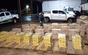 Camioneta con cigarrillos evadió control de Gendarmería Nacional: El vehículo se accidentó mientras intentaba huir