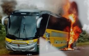 Incendio de un ómnibus sobre Ruta Provincial N° 17 en el Municipio misionero de Pozo Azul, presumiblemente a raíz de un desperfecto mecánico, sin lesionados