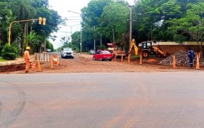 Obra de Travesía Urbana Posadas, la calzada se encuentra reducida en la intersección de las Avenidas;  Monseñor de Andrea y Quaranta