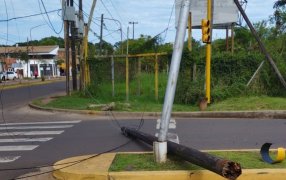 Posadas: Un camión se llevó puesto cableado de distintos servicios en la intersección de las Avenidas Las Heras y Santa Cruz, las cuadrillas de Energía de Misiones trabajan en el lugar