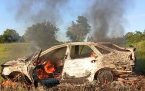 Siniestro vial en el Municipio misionero de Aristóbulo del Valle dejó a varias personas lesionadas y un vehículo incendiado