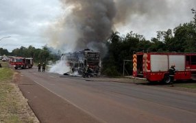Se incendió un ómnibus de larga distancia sobre la Ruta Provincial N° 103, en inmediaciones del acceso a la localidad de Mártires