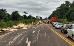 Volcó la carga de un camión sobre la Ruta Nacional N° 12, a la altura del Municipio de Caraguatay y el tránsito quedó reducido a media calzada