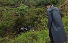 Cerro Azul: Despiste de una camioneta sobre la Ruta Nacional N° 14, donde viajaban el conductor de 57 años y dos jovenes de 20 y 21 años, quienes resultaron ilesos