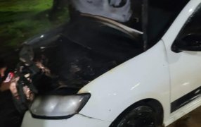Posadas: Investigan un principio de incendio en un auto estacionado sobre la Avenida Rademacher, aunque las pérdidas fueron parciales, no se descarta que haya sido provocado