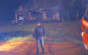 Misiones: Una familia perdió su vivienda en un incendio en la localidad de Dos de Mayo, resultó totalmente consumida por las llamas