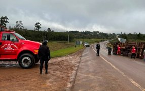 Aristóbulo del Valle: Volcó un camión sobre la Ruta Nacional N° 14 y Bomberos trabajaron para evitar riesgos por derrame de combustible