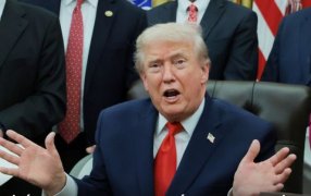 El Presidente de Estados Unidos, Donald Trump ordena un “bloqueo total” a petroleros sancionados que lleguen y salgan de Venezuela