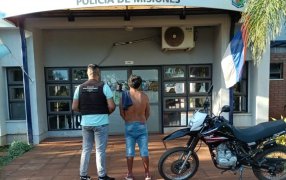 Posadas: Arrestaron a un individuo que intentó resistirse con un arma blanca de fabricación casera y recuperaron una motocicleta robada