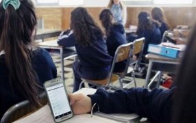 Por qué cada vez más escuelas de Estados Unidos restringen el uso de celulares en clases: El impacto en la conducta y el rendimiento