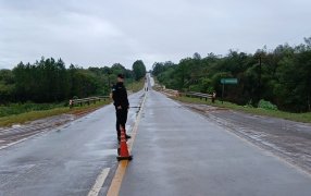 Finalizó el corte sobre la Ruta Nacional N° 12 en la localidad de Jardín América, no obstante, los manifestantes permanecen sobre la vera de la calzada