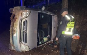Despiste y vuelco sin lesionados en zona urbana de la localidad misionera de Dos de Mayo, el vehículo sufrió daños de consideración