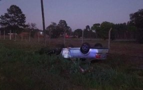 Jardín América: Un automovilista que estaría ebrio despistó sobre la Ruta Nacional N° 12, pese al impacto contra una jirafa de luz, no se registraron personas lesionadas