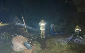 Puerto Piray: Incendio arrasó por completo una vivienda de madera en el Barrio Los Paraísos, pese a la magnitud del hecho, no se registraron personas lesionadas