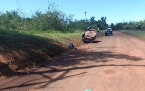 Despiste y vuelco de un automóvil en un barrio del conurbano de la ciudad de Posadas, dejó una persona lesionada