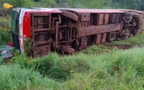 Misiones: Despiste de un ómnibus sobre la Ruta Nacional N° 12, con lesionados en la localidad de Garuhapé