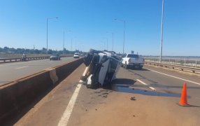 Posadas: Un vehículo al intentar esquivar una motocicleta de 110 que se cruzó en su camino, despistó sin lesionados fue sobre el Acceso Sur