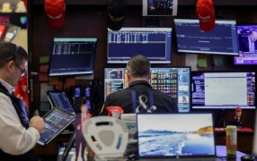 Jornada financiera del día viernes: El dólar operó estable y las acciones argentinas subieron hasta 6% en otra rueda récord en Wall Street