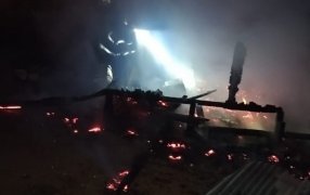 Wanda: Sofocaron el incendio en una vivienda deshabitada del Barrio Kállsten II, no se registraron heridos