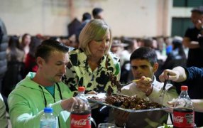 Docentes de Apóstoles celebraron su día con cena show y agasajo: La noche estuvo llena de actividades, incluyendo concursos de baile y sorteos de premios donados por comercios locales