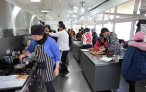 Apóstoles: Cerca de cincuenta personas participan en el aula taller de gastronomía en la Expo Yerba, donde aprenden nuevas habilidades y técnicas culinarias de manera gratuita