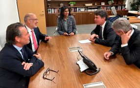Encuentro en Casa Rosada: Desde el Gobierno aseguraron que la reunión con el equipo técnico del FMI "fue positiva"