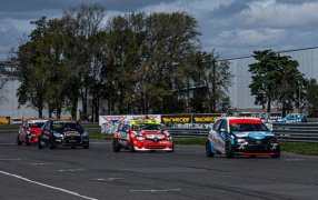 Turismo Pista: Luciano Viana venía dominando ampliamente, pero el Etios sufrió una rotura de semi eje y debió abandonar