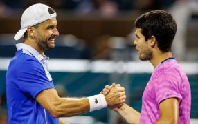 Tenis: El español Carlos Alcaraz, eliminado en los cuartos de final del Masters 1000 de Miami, cayó ante el búlgaro Grigor Dimitrov por 6-2 y 6-4