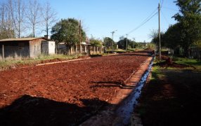 Apóstoles: Mejoras de calles en Barrio Santa Bárbara, continúan los trabajos de empedrado y construcción de cordón cuneta