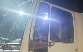 Camionero resultó herido por un proyectil mientras circulaba por la Ruta Nacional N° 105: La Policía de la provincia de Misiones investiga el hecho