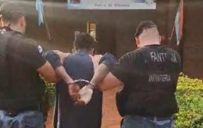 Apóstoles: Fue captado saltando una reja y escalando un balcón para robar, y la Policía de Misiones lo detuvo en minutos