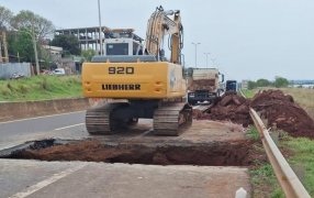 Este día viernes, se registran demoras en el Acceso Sur a la ciudad misionera de Posadas debido a la reducción de calzada por trabajos de reemplazo de alcantarilla y restitución de la vía