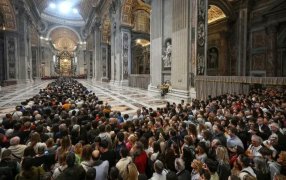 En la primera jornada del velatorio, 20.000 fieles de todo el mundo despidieron al Papa Francisco