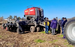 INDECAR inicia una serie de demostraciones a campo con sus sembradoras y fertilizadoras