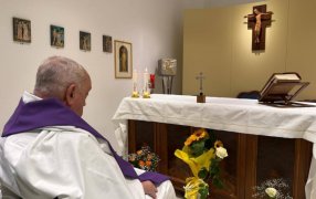 Esta es la primera foto del Papa Francisco desde que ingresó al Hospital