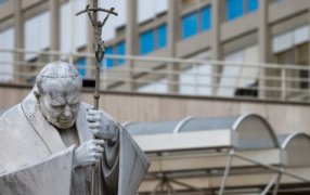 El Papa Francisco recibe en el Hospital Policlínico Gemelli de Roma al Cardenal Parolin para informarse de "algunas situaciones" del mundo