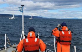 Prefectura Naval Argentina asistió a una tripulante de un velero francés en medio de un temporal, en aguas del Canal Beagle