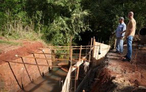 Comenzó la reconstrucción de un puente en la zona rural del Municipio misionero de Apóstoles