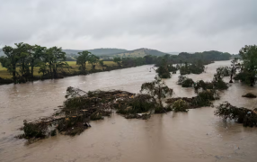 Inundaciones en Texas: 51 muertos, niñas desaparecidas y crecen los cuestionamientos por la falta de reacción