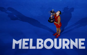 Tenis: Sabalenka aplastó a Zheng y se proclamó bicampeona, su extraña cábala que la llevó a la gloria en el Abierto de Australia