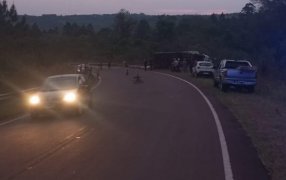 Campo Grande: Chofer de 31 años resultó herido tras despiste en la Ruta Provincial N° 8, que tuvo como protagonista a un camión de gran porte con semirremolque