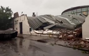 Ráfagas de viento de casi 150 km/h: Al menos 13 muertos, varios heridos y voladura de techos por el fuerte temporal en Bahía Blanca