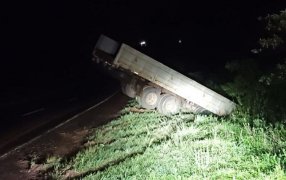 Despiste de un camión con semirremolque sobre la Ruta Nacional 12 en la localidad misionera de Montecarlo: No se registraron personas lesionadas y el tránsito no se vio obstaculizado