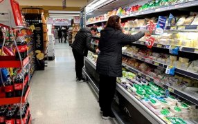 La suba del dólar trajo remarcaciones de precios y elevó el piso de la inflación para Agosto