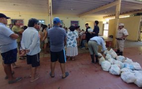 Prefectura Naval Argentina asiste a familias afectadas por las inundaciones en la provincia de Corrientes