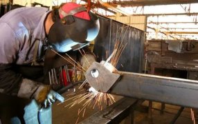 En términos interanuales el avance fue del 5,7%: La economía anotó en Febrero su décima mejora mensual al hilo, impulsada por el comercio y la industria