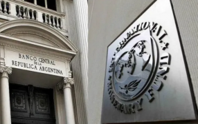 En medio del salto del dólar, el FMI aprobó la revisión del acuerdo con la Argentina y desembolsará otros 2.000 millones de dólares